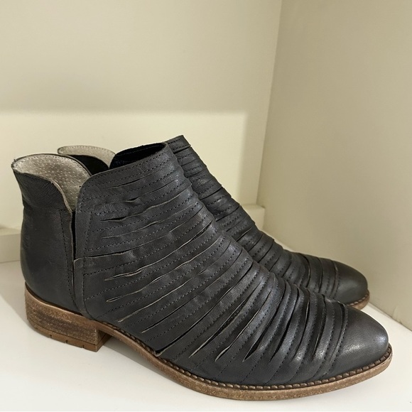 Kanna Women’s Sz: 39 Black Side Zip Block Heel Sliced Leather Ankle Bootie - Picture 1 of 5